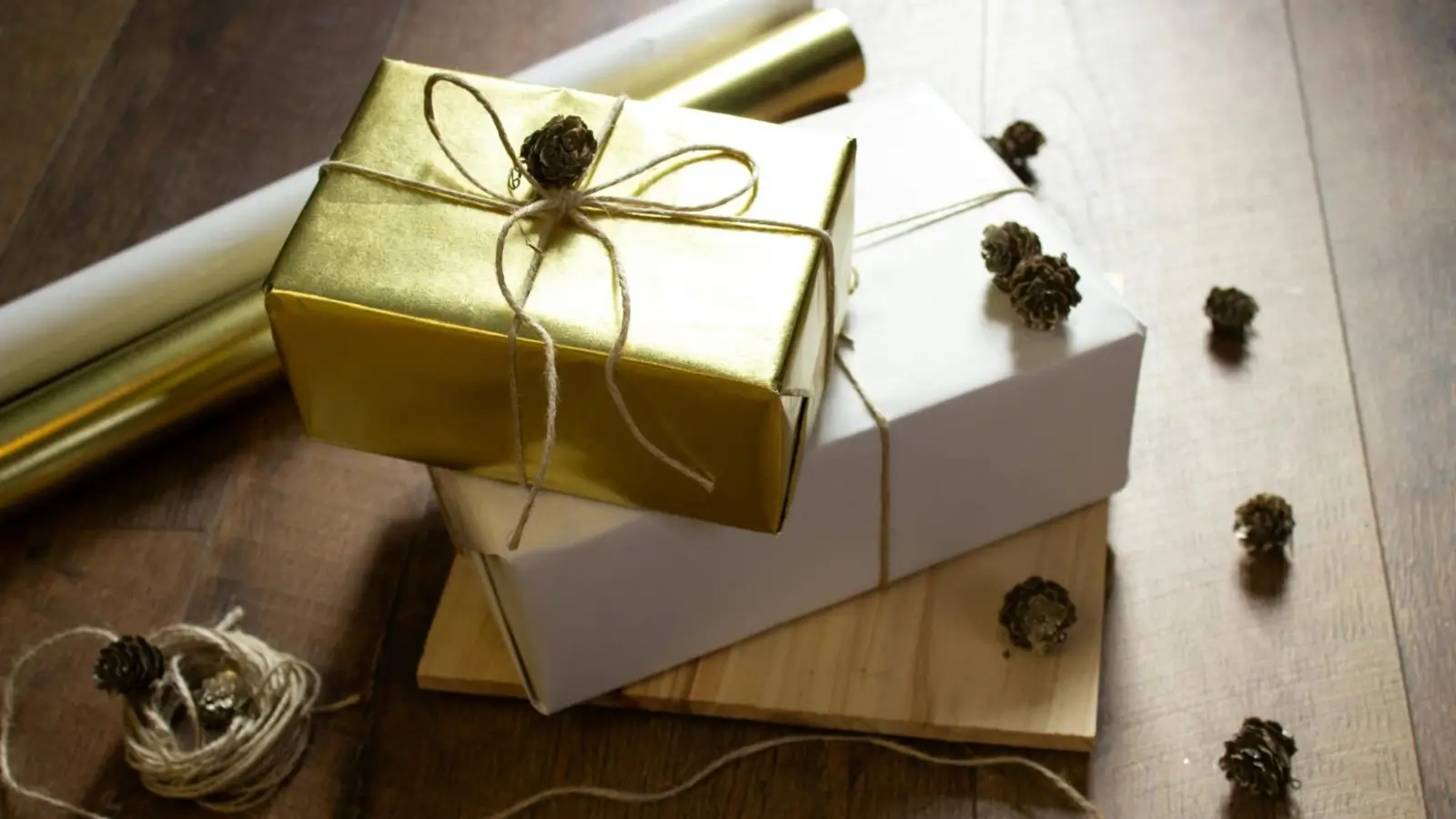 Thoughtful Graduation Gifts Under $50 in Singapore: Budget-Friendly Ideas That Make an Impact Affordable graduation gifts arranged on a table with cards and wrapping in a Singapore home