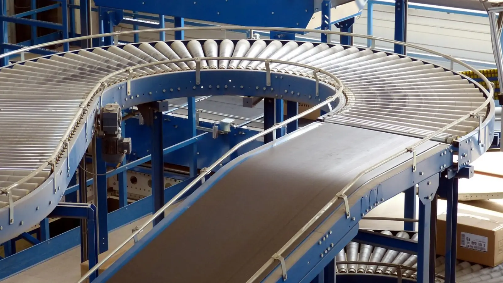 The Growing Role of Conveyor Belts in Modern Logistics Automated conveyor belt system with sensors in a warehouse