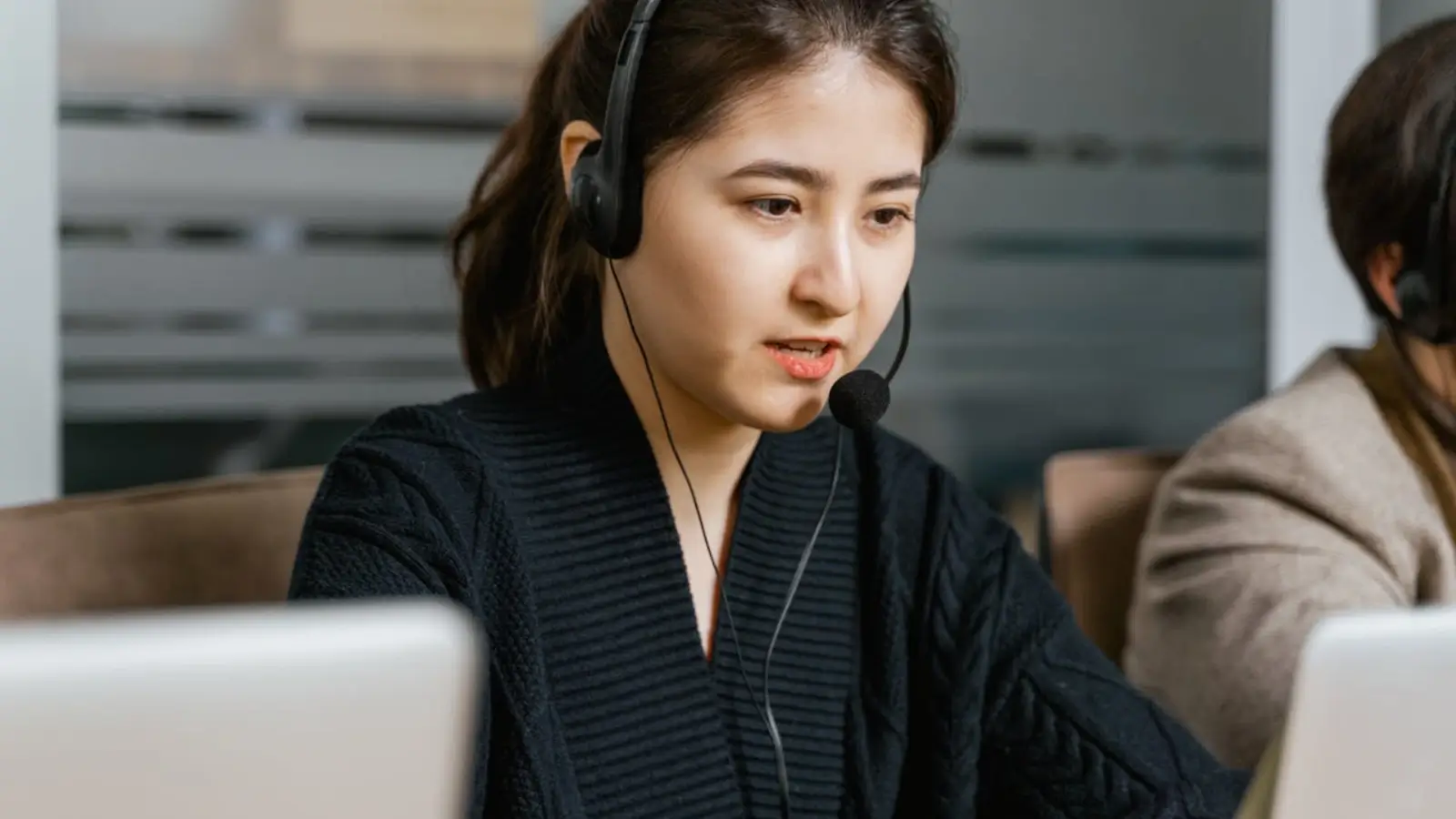 Contact center agent using agent assist software for real-time support