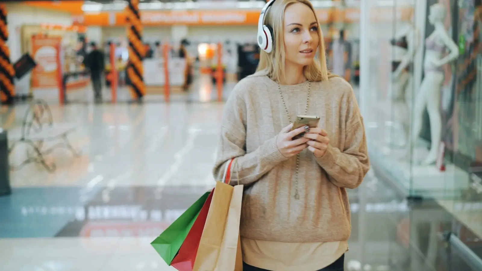Understanding Consumer Behavior in the Digital Age Digital consumer browsing product reviews and making a purchase on mobile