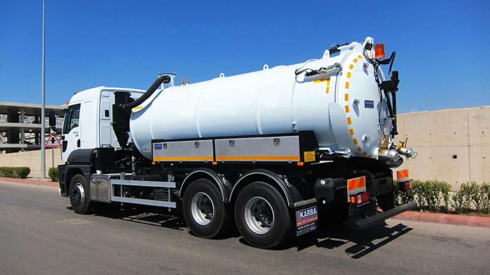 Masport vs Jurop Vacuum Pump: Which Should You Choose? Industrial vacuum truck equipped with a heavy-duty vacuum pump system
