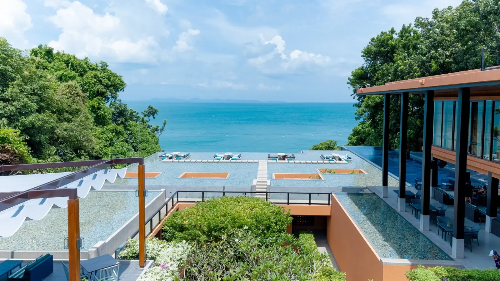 How to Find Meeting Venues That Impress International Teams Luxury resort in Phuket set up for a corporate event with ocean views and meeting facilities