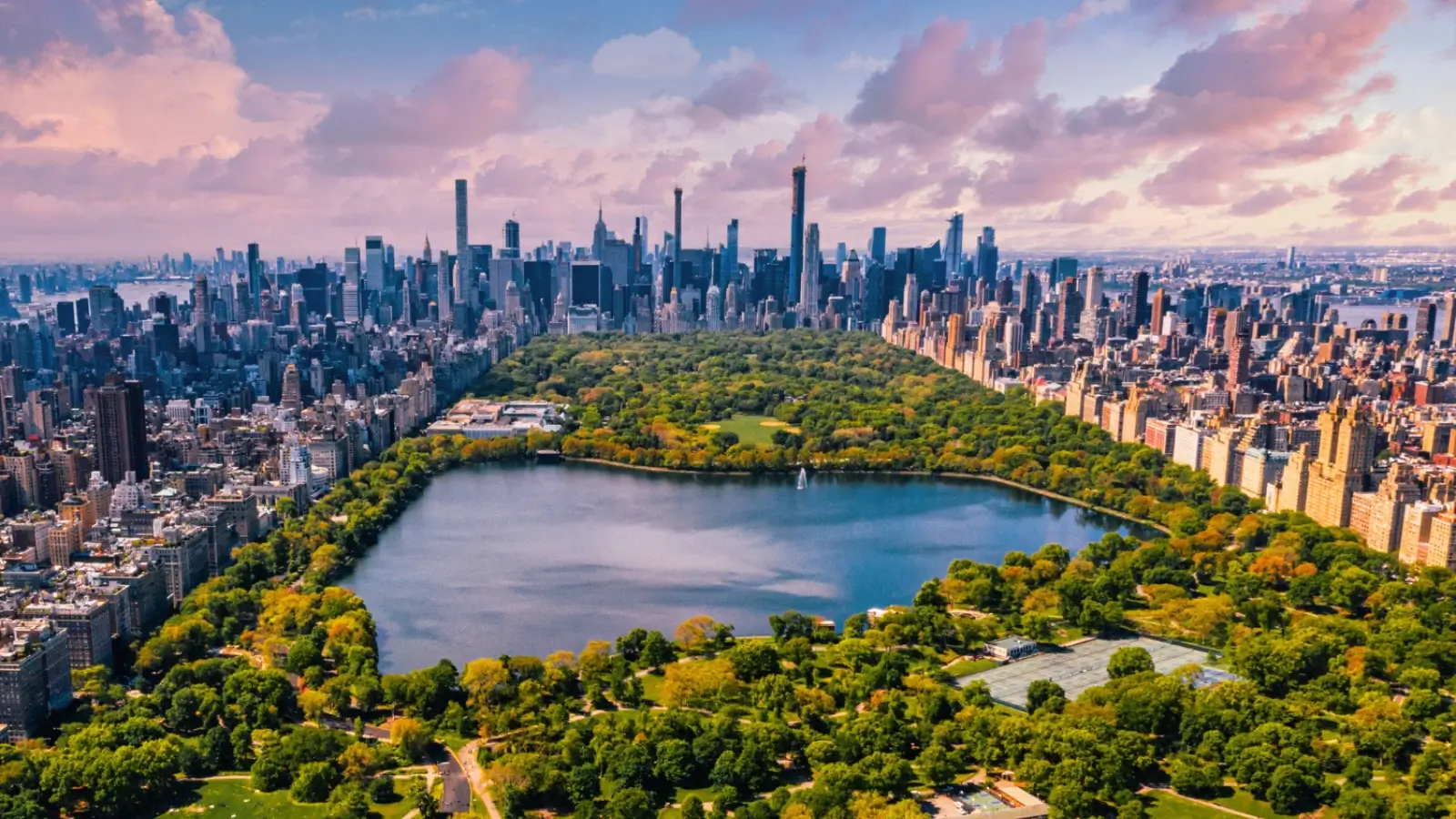 The Best NYC Neighborhoods for Your 2025 Office Manhattan skyline with highlighted NYC business districts like LIC, Hudson Yards, and Downtown Brooklyn