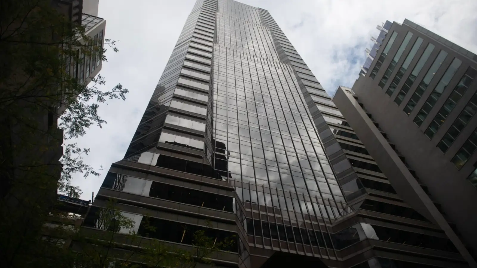 SL Green Acquires Park Avenue Tower for $730M: One of 2025’s largest NYC Office Deals Park Avenue Tower in Midtown Manhattan, newly acquired by SL Green Realty Corp