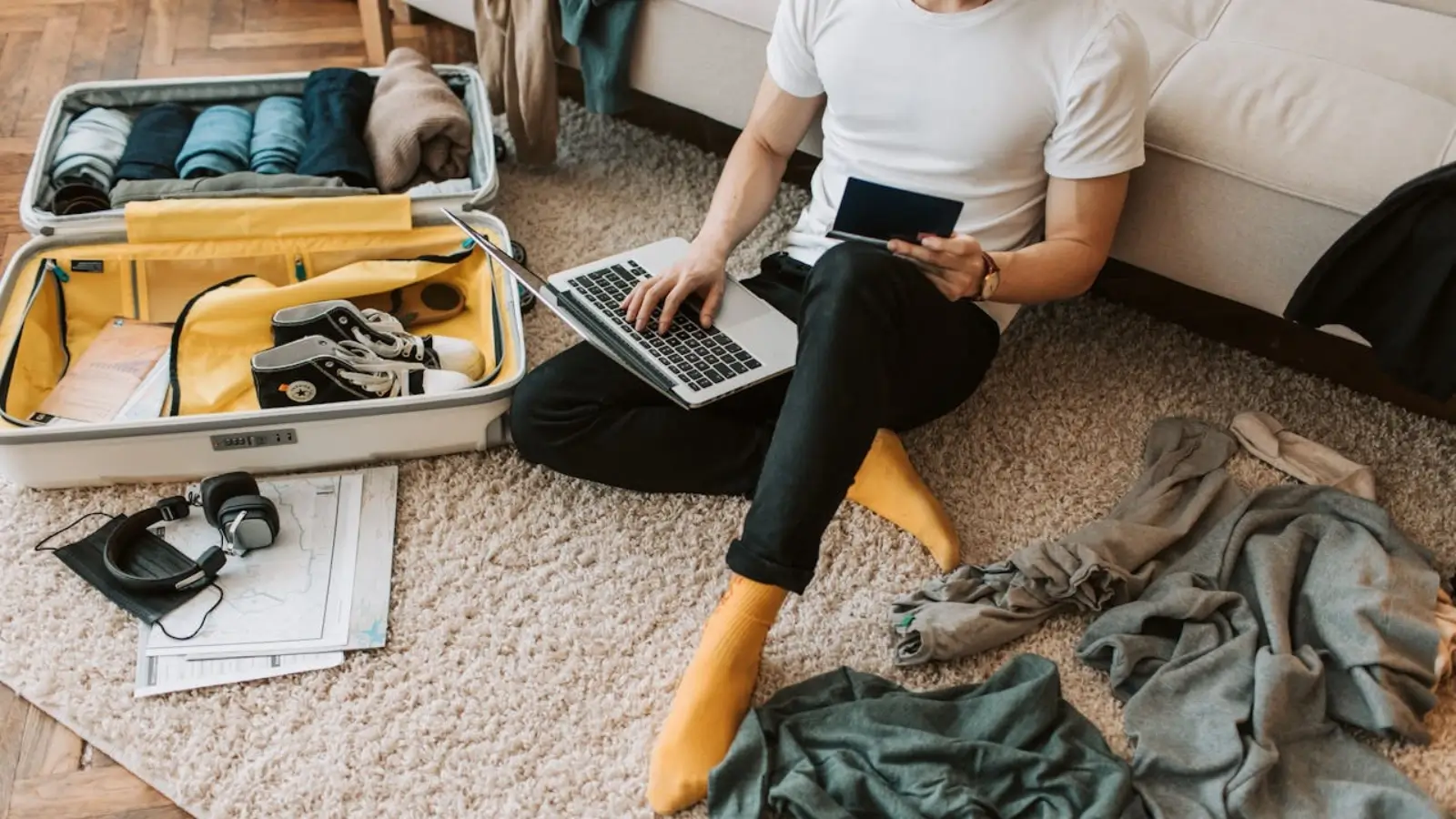Tips for Finding Reliable Short-Term Rental Agencies Person browsing verified short-term rental listings on a laptop while planning a trip