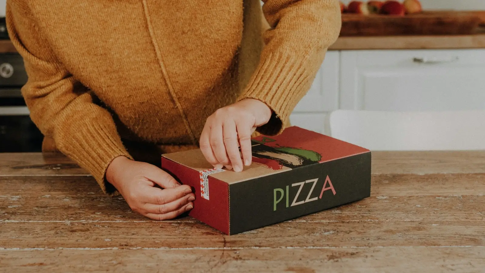 What Makes a Good Take-Out Box? Design, Material, and Functionality Explained Personalized triangular pizza take-out box for branding and convenience