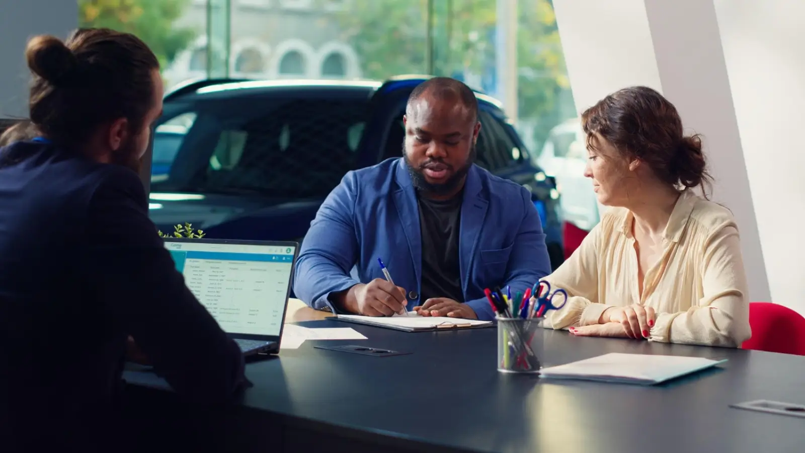 Texas car owner signing a bill of sale during a private vehicle transaction