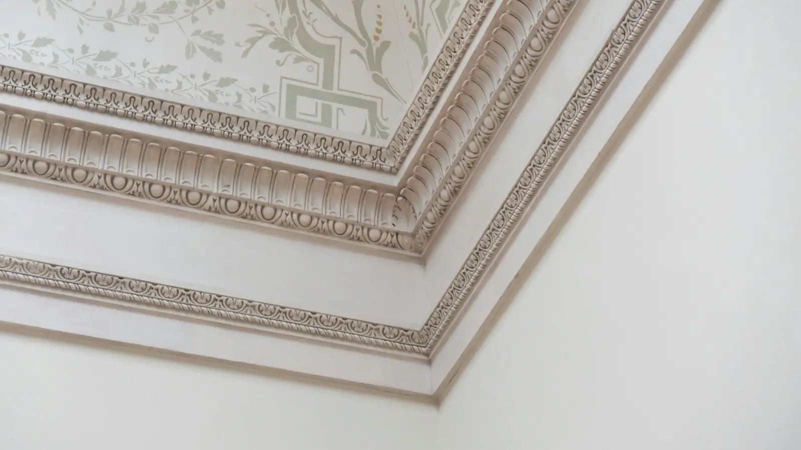 Decorative plaster cornices adding elegance and depth to a modern interior ceiling