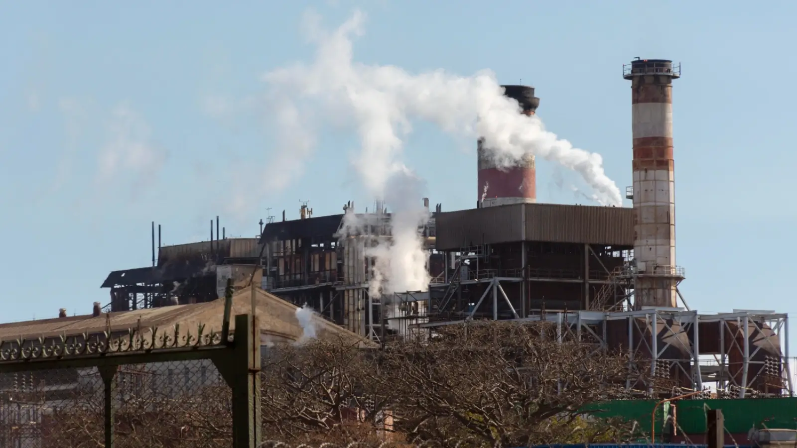 Industrial dust and fume extraction system operating in a manufacturing facility