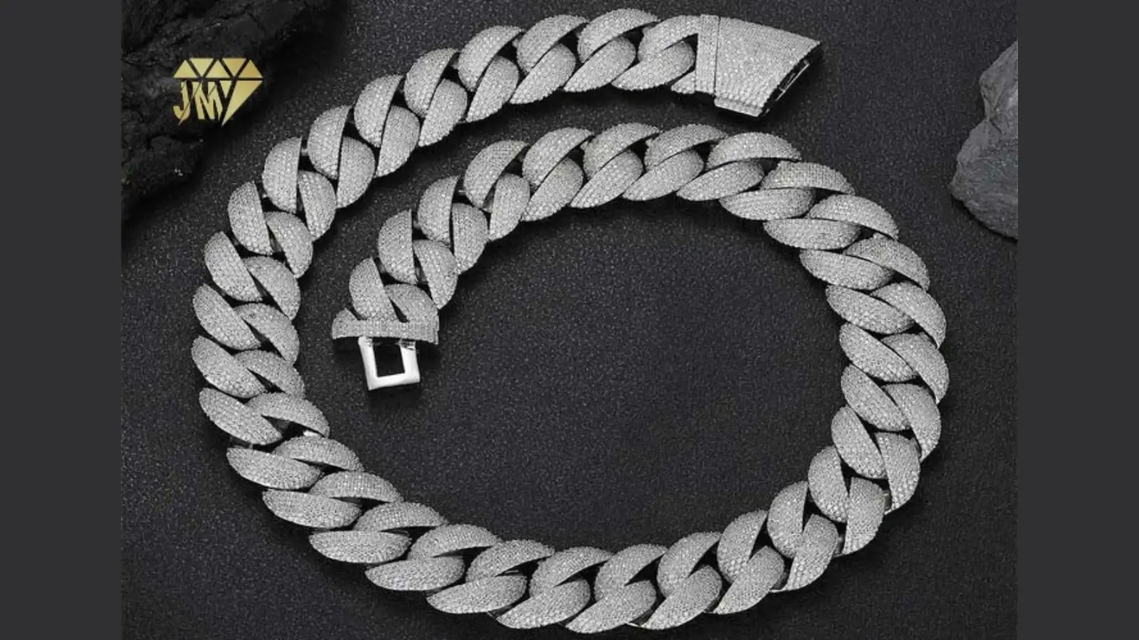 Men’s chunky Cuban chain necklace and tennis diamond necklace on stylish streetwear outfit