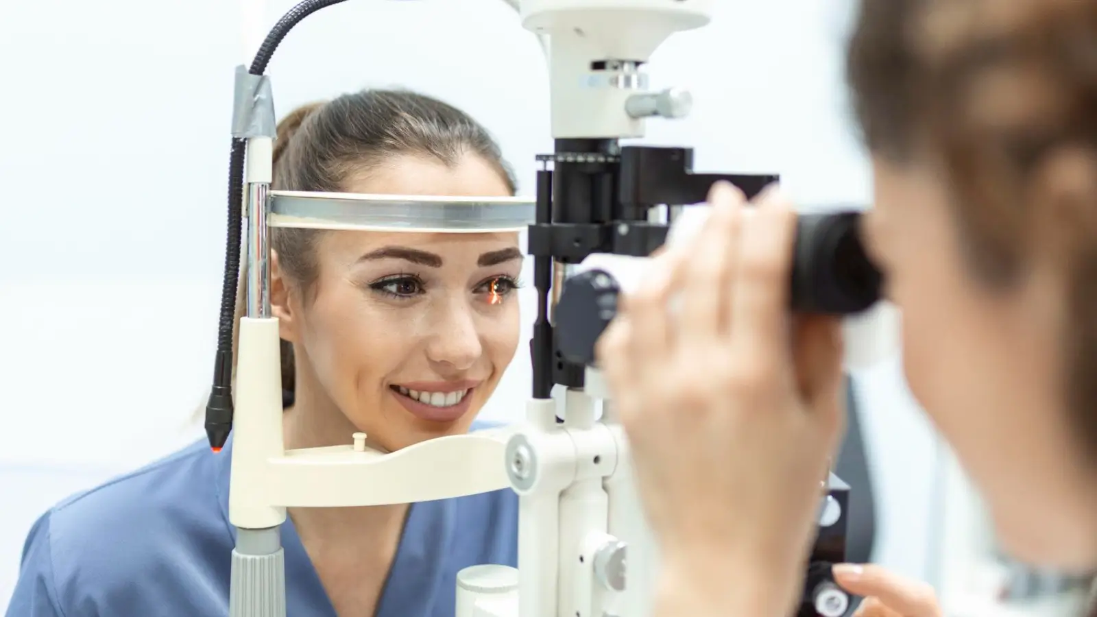 Refractive eye surgeon using advanced laser equipment in Melbourne clinic
