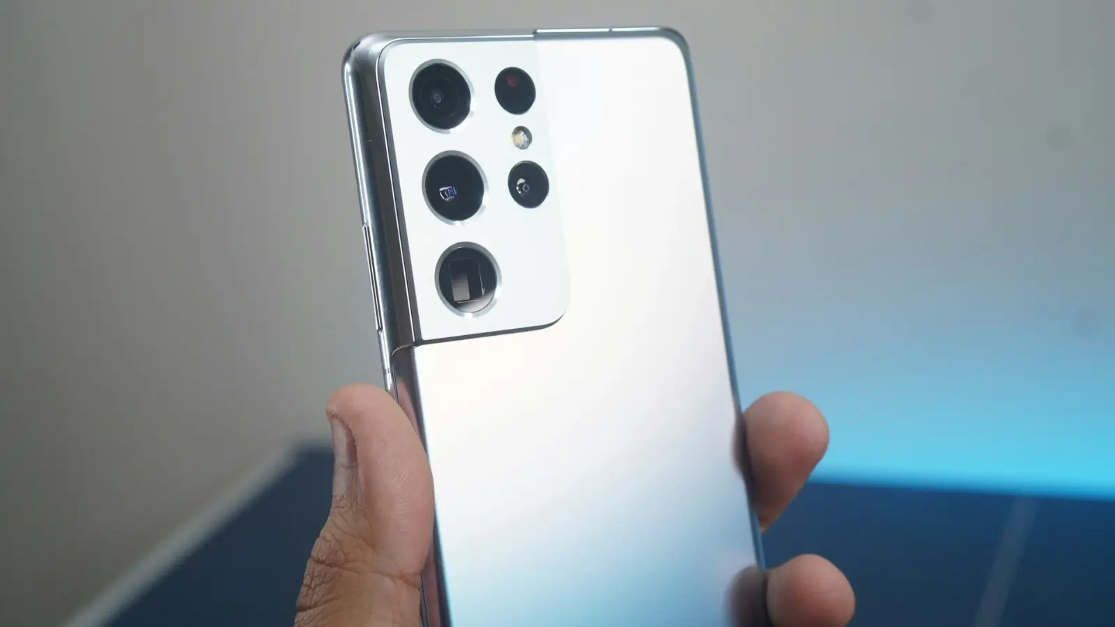 Refurbished Samsung Galaxy S21 Ultra smartphone with premium display and camera