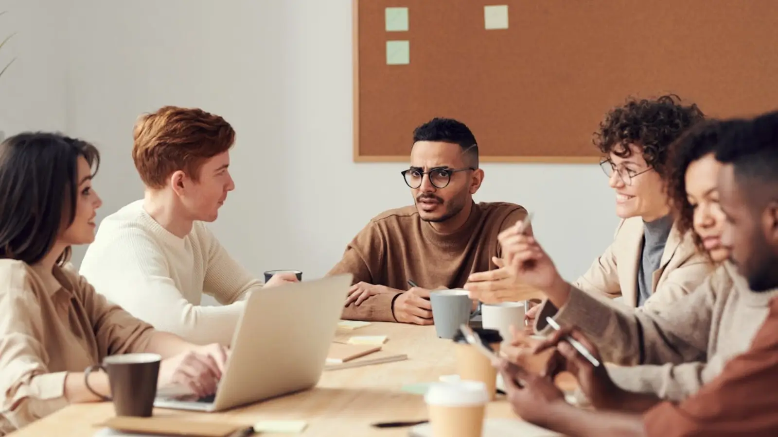 Team using strategic planning software to manage innovative ideas and projects