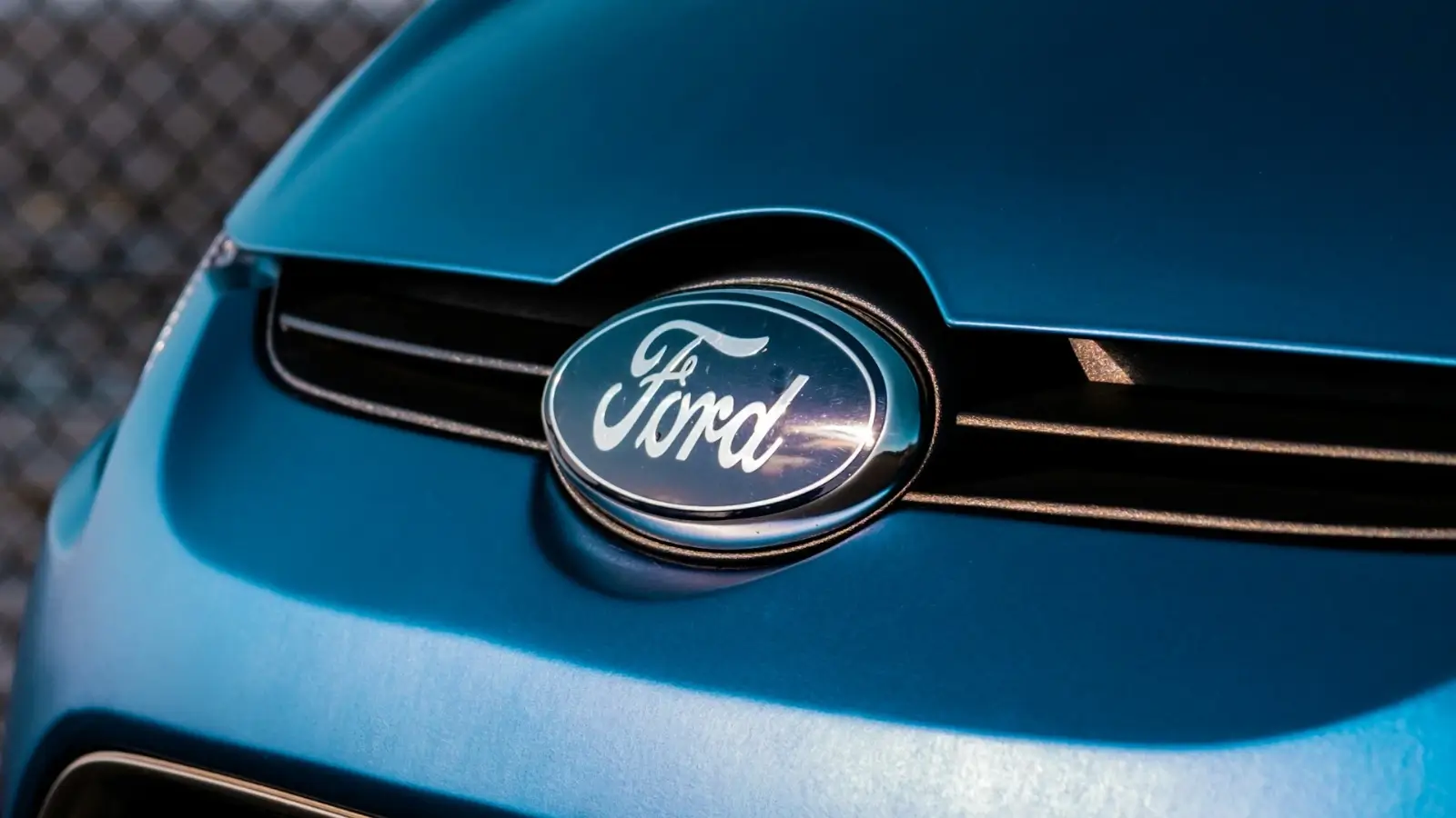 Used Ford SUV with floor mats, seat covers, and trunk organizer in Jacksonville, NC