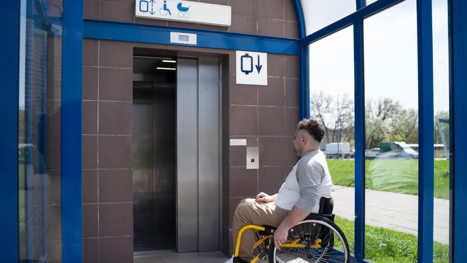 Wheelchair lift providing access to a public building entrance