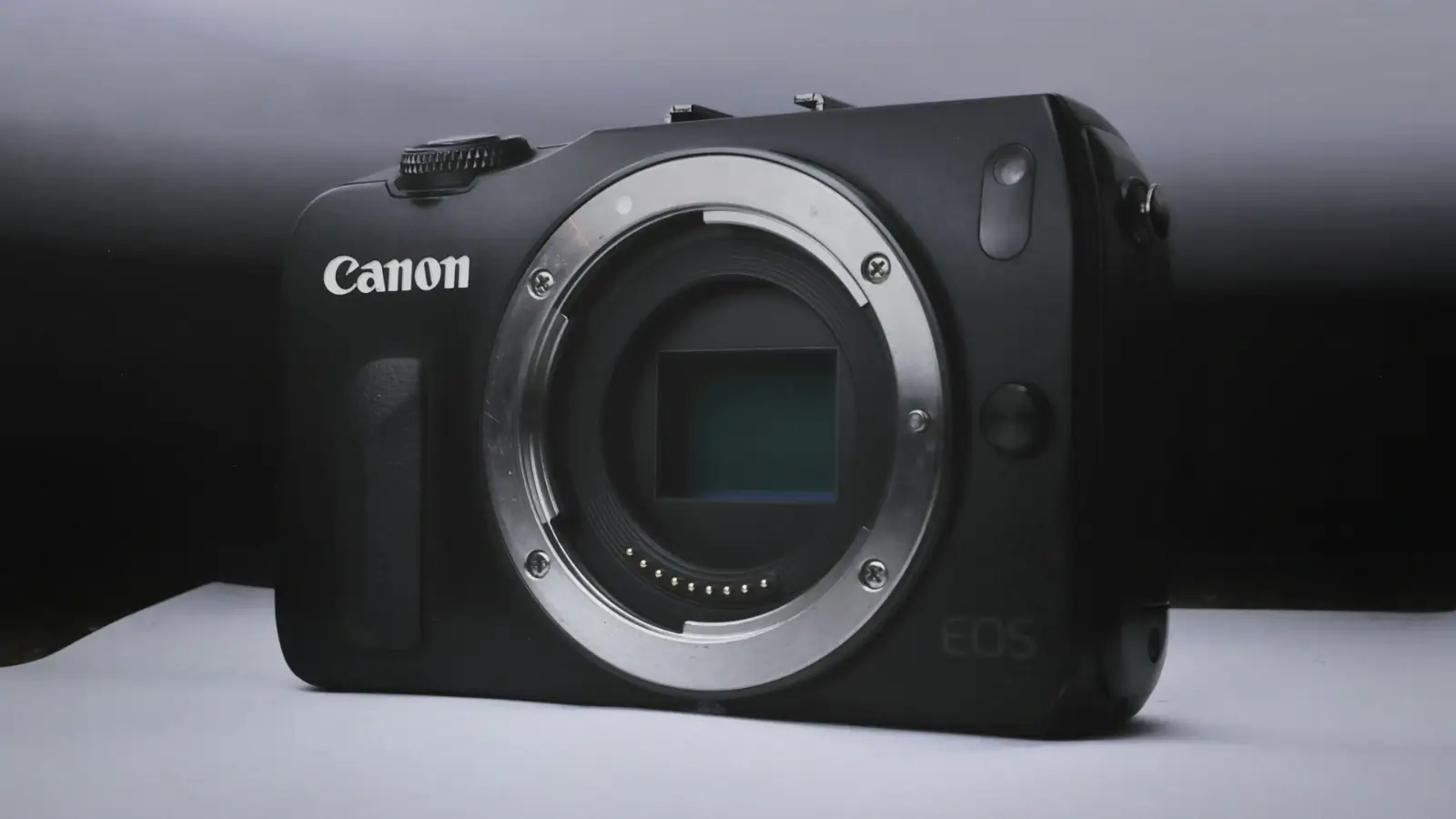 Canon mirrorless camera with RF lens on display at Georges online store