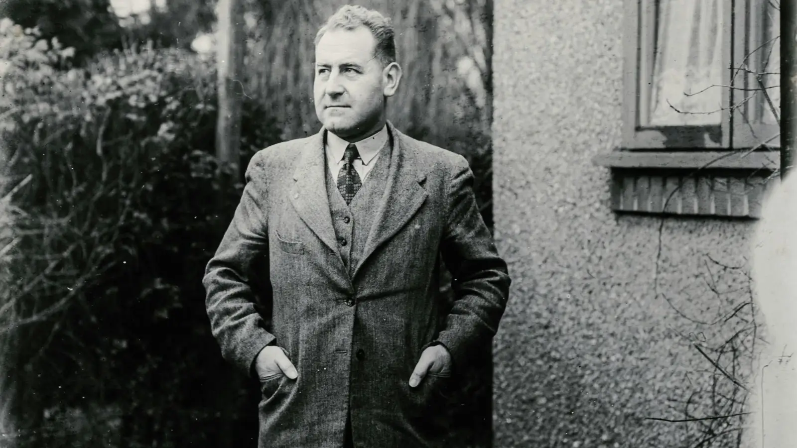 Elegant typography of the name Leo George Faulkner on a neutral background