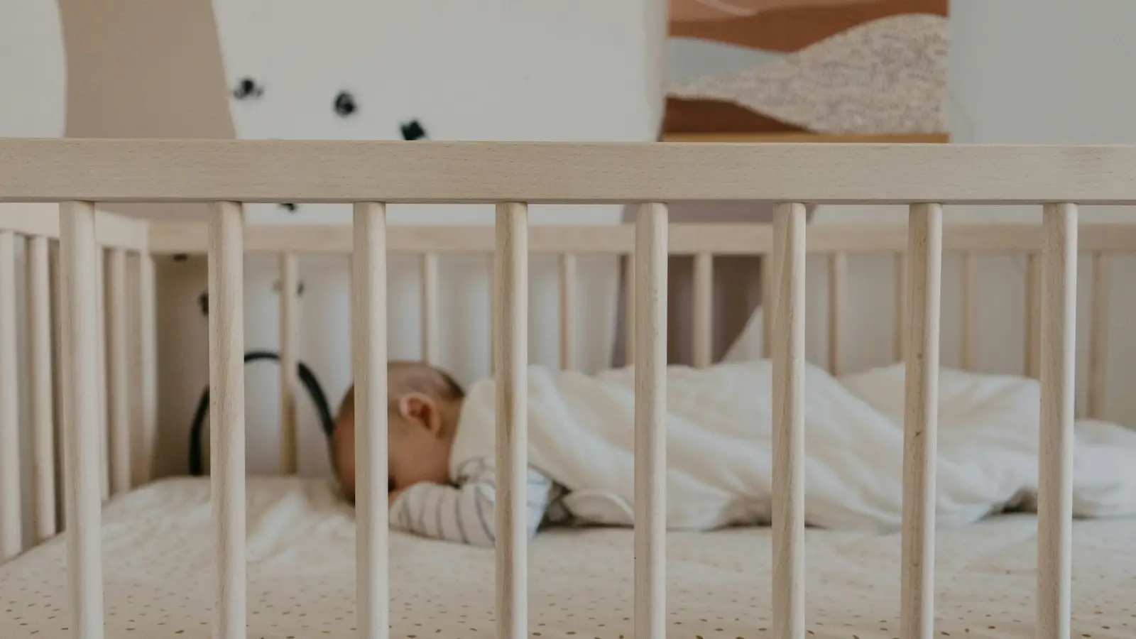 Maydolly 3-in-1 Bassinet Crib with breathable mesh and luxury design