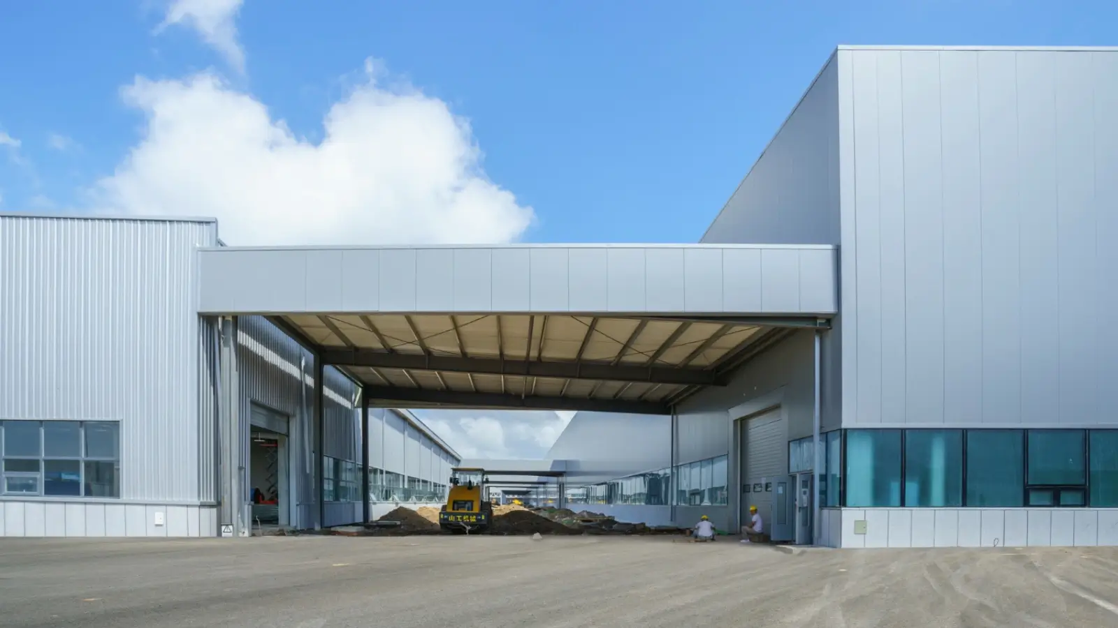 Modern industrial warehouse for rent in Brisbane with truck loading bays