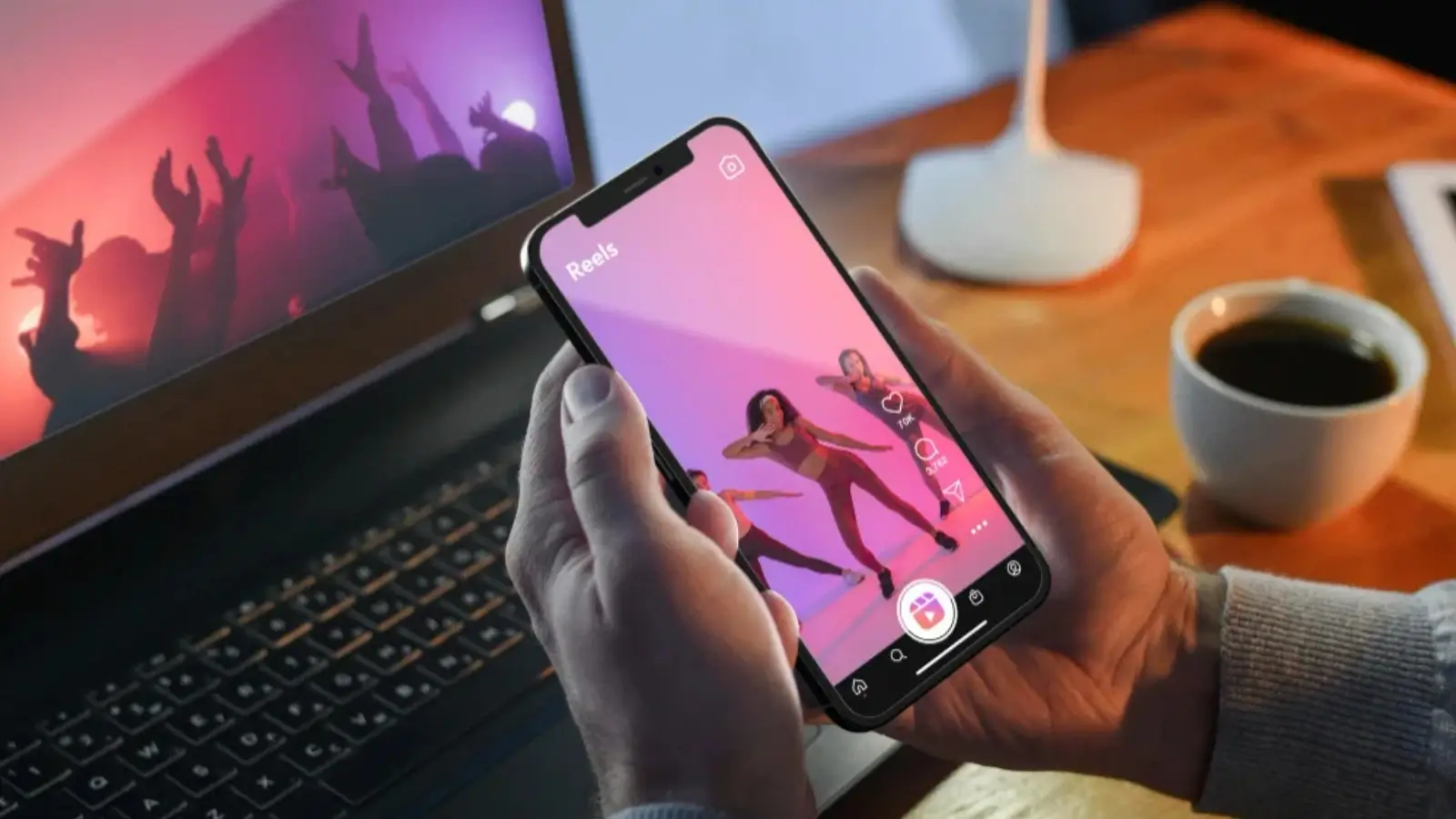 User downloading Instagram content using Snapinsta on a mobile browser