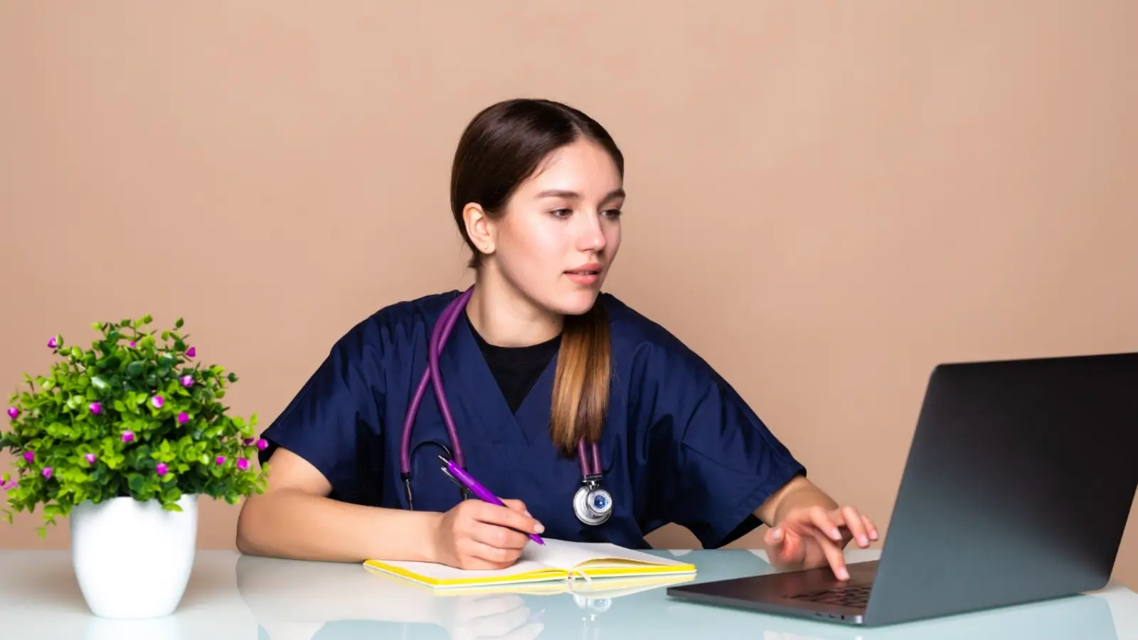 Nurse practitioner learning online through Intellectual Medicine University’s clinical education platform