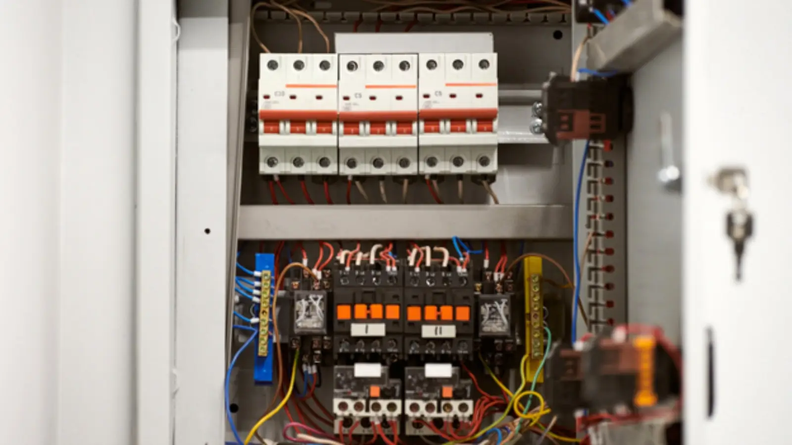 Advanced low voltage main switchboard with modular design in an industrial setting
