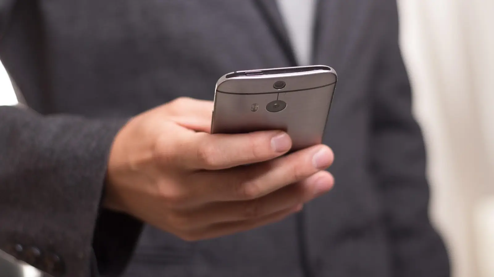 Smartphone screen displaying cashback and budgeting apps for saving money in 2026