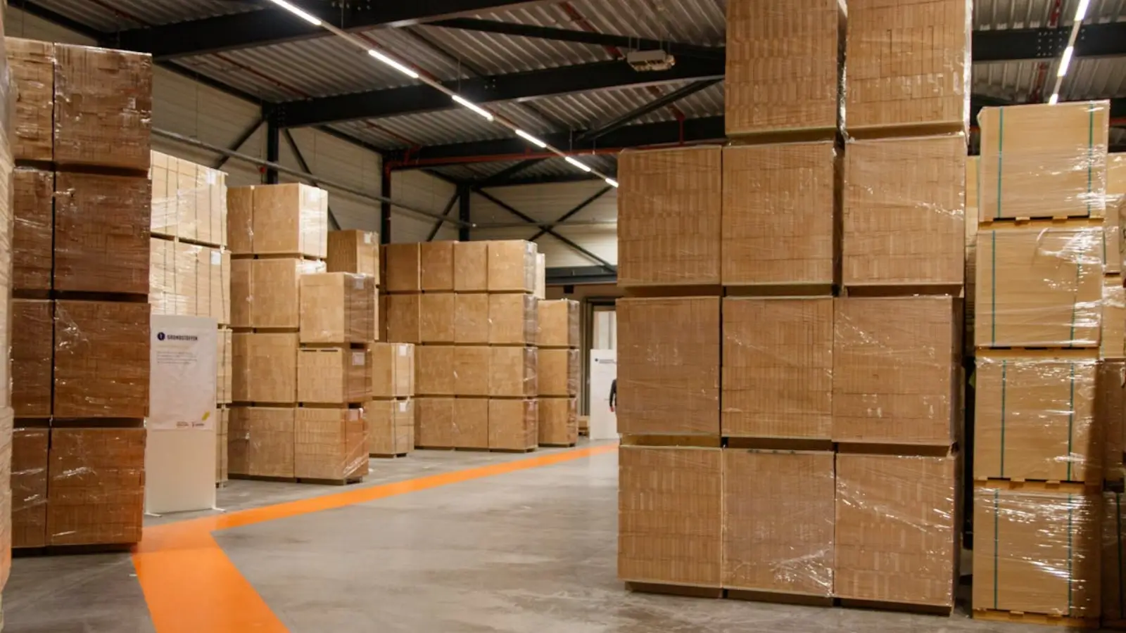 Verdetrader refurbished industrial packaging containers stacked for reuse in a warehouse