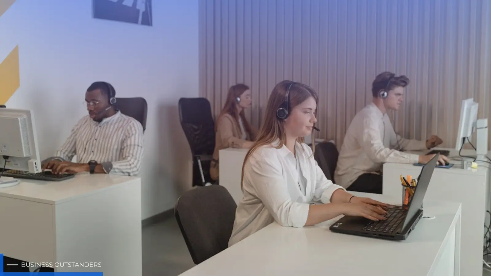 Agent using a knowledge management system on a computer during a live call center interaction