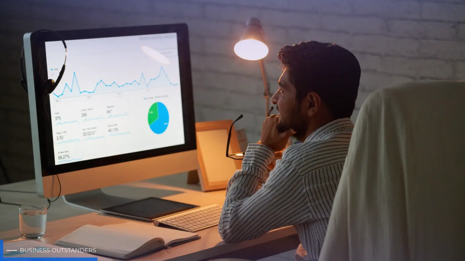 Digital marketer using AI-powered analytics