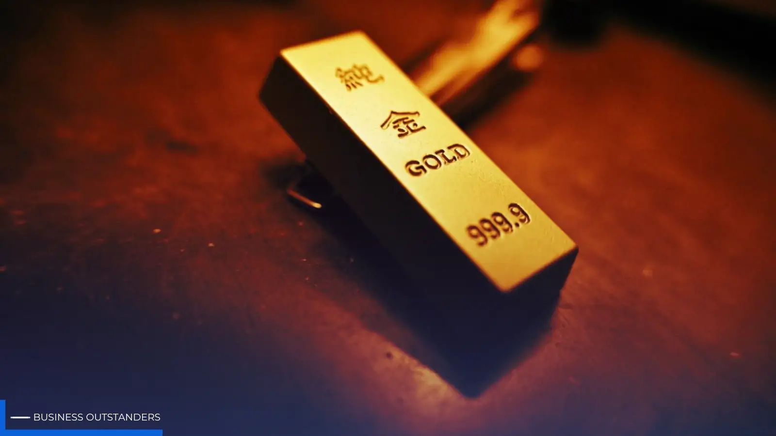 Gold bullion bars and coins placed next to gold jewelry highlighting investment value differences during economic uncertainty